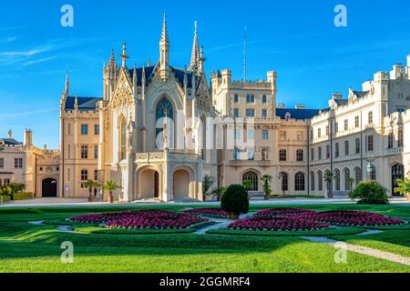 Schloss Lednice mit schönen Gärten mit Blumen und Parks an sonnigen Sommertagen. Lednice-Valtice Wahrzeichen, südmährische Region. UNESCO World Herit Stockfoto