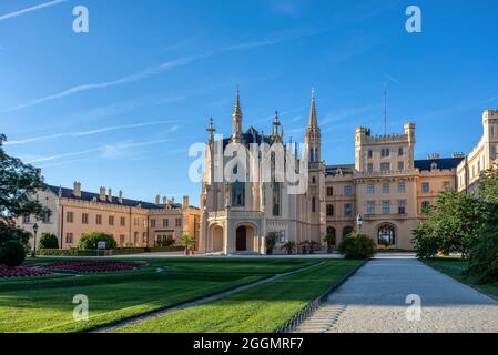 Schloss Lednice mit schönen Gärten mit Blumen und Parks an sonnigen Sommertagen. Lednice-Valtice Wahrzeichen, südmährische Region. UNESCO World Herit Stockfoto