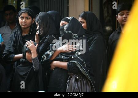 Indische schiitische Mulslims nehmen an einem Ritual der Selbstgeißelung Teil, während der Prozession zur Markierung von Ashura im Monat Muharram in Neu Delhi Stockfoto