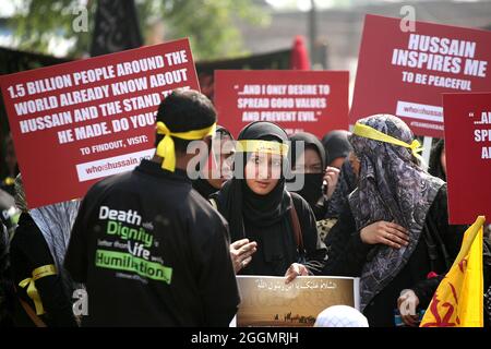 Indische schiitische Mulslims nehmen an einem Ritual der Selbstgeißelung Teil, während der Prozession zur Markierung von Ashura im Monat Muharram in Neu Delhi Stockfoto