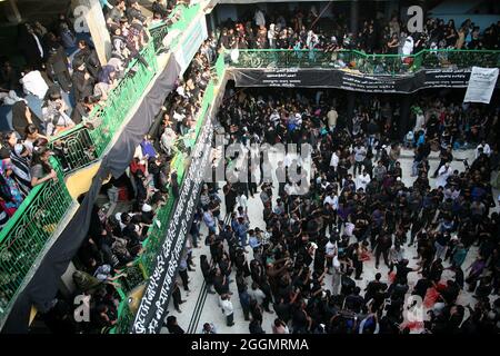 Indische schiitische Mulslims nehmen an einem Ritual der Selbstgeißelung Teil, während der Prozession zur Markierung von Ashura im Monat Muharram in Neu Delhi Stockfoto