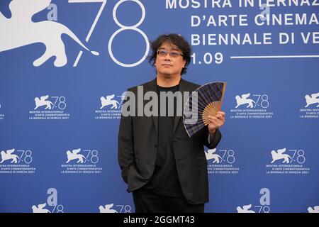 (210902) -- VENEDIG, 2. September 2021 (Xinhua) -- der Vorsitzende der Jury des Hauptwettbewerbs, Bong Joon-Ho, posiert für Fotos während einer Fotoschau beim 78. Internationalen Filmfestival von Venedig am 1. September 2021 in Venedig, Italien. Das 78. Internationale Filmfestival von Venedig startete am Mittwochabend in der italienischen Lagunenstadt, inmitten immer noch strenger Anti-Pandemie-Maßnahmen und einer großen Besetzung, die auch die Weltpremiere von Pedro Almodovars neuem Film „Parallel Mothers“ umfasst. (La Biennale di Venezia/Handout via Xinhua) Stockfoto