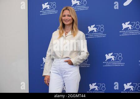 (210902) -- VENEDIG, 2. September 2021 (Xinhua) -- Jurymitglied des Hauptwettbewerbs, Virginie Efira, posiert für Fotos während einer Fotoschau beim 78. Internationalen Filmfestival von Venedig am 1. September 2021 in Venedig, Italien. Das 78. Internationale Filmfestival von Venedig startete am Mittwochabend in der italienischen Lagunenstadt, inmitten immer noch strenger Anti-Pandemie-Maßnahmen und einer großen Besetzung, die auch die Weltpremiere von Pedro Almodovars neuem Film „Parallel Mothers“ umfasst. (La Biennale di Venezia/Handout via Xinhua) Stockfoto