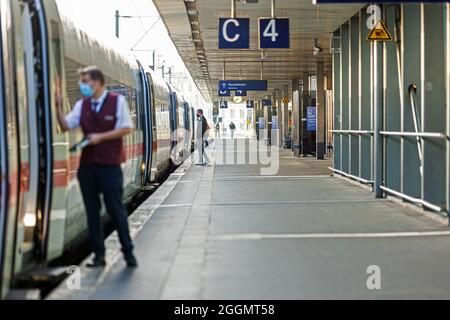 Hannover, Deutschland. September 2021. Am Hauptbahnhof Hannover steht ein ICE auf einer Strecke. Die Lokführer-Gewerkschaft GDL hat ihre Mitglieder zum Streik bei der Deutschen Bahn aufgefordert. Kredit: Michael Matthey/dpa/Alamy Live Nachrichten Stockfoto