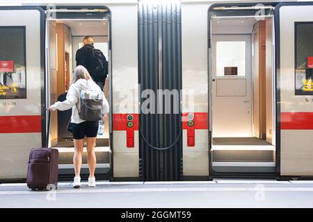 Hannover, Deutschland. September 2021. Passagiere steigen am Hauptbahnhof Hannover in einen ICE ein. Die Lokführer-Gewerkschaft GDL hat ihre Mitglieder zum Streik bei der Deutschen Bahn aufgefordert. Kredit: Michael Matthey/dpa/Alamy Live Nachrichten Stockfoto