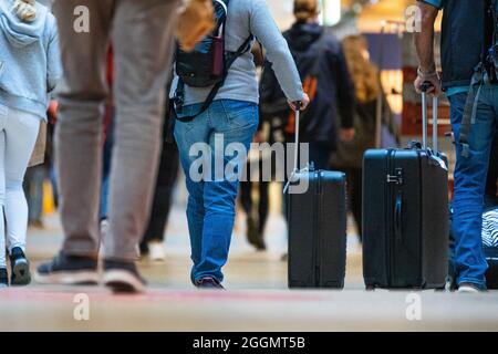 Hannover, Deutschland. September 2021. Die Menschen laufen durch den Hauptbahnhof in Hannover. Die Lokführer-Gewerkschaft GDL hat ihre Mitglieder zum Streik bei der Deutschen Bahn aufgefordert. Kredit: Michael Matthey/dpa/Alamy Live Nachrichten Stockfoto