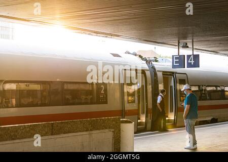 Hannover, Deutschland. September 2021. Am Hauptbahnhof Hannover steht ein ICE auf einer Strecke. Die Lokführer-Gewerkschaft GDL hat ihre Mitglieder zum Streik bei der Deutschen Bahn aufgefordert. Kredit: Michael Matthey/dpa/Alamy Live Nachrichten Stockfoto