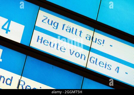 Hannover, Deutschland. September 2021. Auf der Anzeigetafel am Hauptbahnhof Hannover steht „Zug abgesagt“. Die Lokführer-Gewerkschaft GDL hat ihre Mitglieder zum Streik bei der Deutschen Bahn aufgefordert. Kredit: Michael Matthey/dpa/Alamy Live Nachrichten Stockfoto