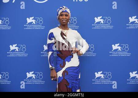 (210902) -- VENEDIG, 2. September 2021 (Xinhua) -- Jurymitglied des Hauptwettbewerbs Cynthia Erivo posiert für Fotos während einer Fotoschau auf dem 78. Internationalen Filmfestival von Venedig am 1. September 2021 in Venedig, Italien. Das 78. Internationale Filmfestival von Venedig startete am Mittwochabend in der italienischen Lagunenstadt, inmitten immer noch strenger Anti-Pandemie-Maßnahmen und einer großen Besetzung, die auch die Weltpremiere von Pedro Almodovars neuem Film „Parallel Mothers“ umfasst. (La Biennale di Venezia/Handout via Xinhua) Stockfoto