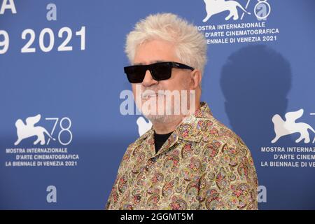 (210902) -- VENEDIG, 2. September 2021 (Xinhua) -- Regisseur Pedro Almodovar posiert für Fotos während der Fotoaufnahme des Films 'Parallel Mothers' beim 78. Internationalen Filmfestival von Venedig am 1. September 2021 in Venedig, Italien. Das 78. Internationale Filmfestival von Venedig startete am Mittwochabend in der italienischen Lagunenstadt, inmitten immer noch strenger Anti-Pandemie-Maßnahmen und einer großen Besetzung, die auch die Weltpremiere von Pedro Almodovars neuem Film „Parallel Mothers“ umfasst. (La Biennale di Venezia/Handout via Xinhua) Stockfoto