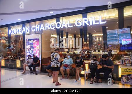 Nonthaburi, Thailand. September 2021. Menschen, die sich für ein koreanisches Buffet anstellen, während die thailändische Regierung die Sperre teilweise aufhebt, sodass einige Unternehmen wieder öffnen können, indem sie Bedingungen wie soziale Distanzierung und das Tragen von Schutzmasken befolgen. (Foto: Yuttachai Kongprasert/SOPA IMA/Sipa USA) Quelle: SIPA USA/Alamy Live News Stockfoto