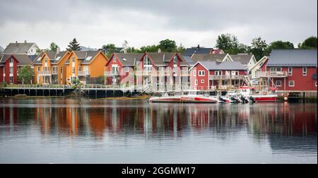 Typische Rourbuer Fischerhütten im Dorf Lofoten an einem regnerischen Tag, im Sommer. Traditionelles norwegisches Holzhaus Rorbuer Stockfoto