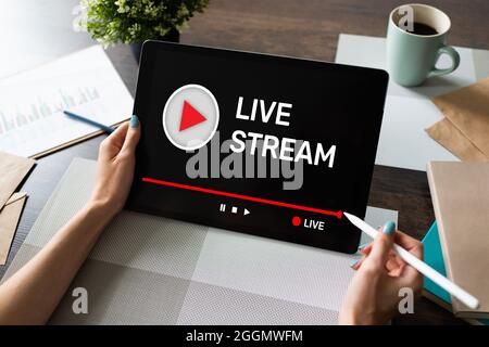 Live-Stream überträgt oder empfängt Video- und Audiodaten über das Internet. Digitales Marketing- und Werbekonzept. Stockfoto