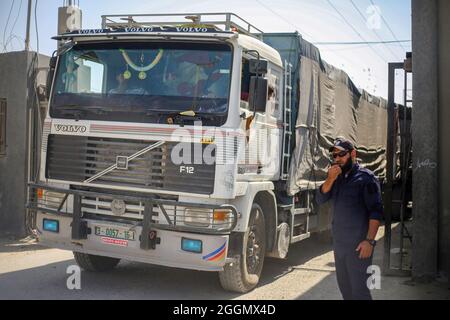 Gaza, Palästina. September 2021. Ein Lastwagen mit Waren, die am Kerem Shalom Warenübergang zu sehen waren, als Israel eine Reihe von Maßnahmen zur Lockerung der Blockade des Gazastreifens genehmigte, einschließlich der Ausweitung der Fischereizone auf 15 Meilen, der Öffnung des Kerem Shalom Grenzübergangs, um den Handelsverkehr zwischen Israel und dem Gazastreifen fortzusetzen, Erhöhung der Wasserquote für den Gazastreifen um 5 Millionen Kubikmeter und Erhöhung der Quote der Händler in Gaza, den Grenzübergang Erez im nördlichen Gazastreifen zu überqueren. Kredit: SOPA Images Limited/Alamy Live Nachrichten Stockfoto