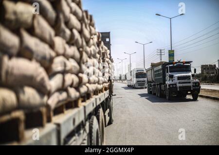 Gaza, Palästina. September 2021. LKW-Ladungen von Waren, die am Kerem Shalom Warenübergang gesehen wurden, als Israel eine Reihe von Maßnahmen zur Lockerung der Blockade des Gazastreifens genehmigte, darunter die Ausweitung der Fischereizone auf 15 Meilen, die Öffnung des Kerem Shalom Grenzübergangs, um den Handelsverkehr zwischen Israel und dem Gazastreifen fortzusetzen, Erhöhung der Wasserquote für den Gazastreifen um 5 Millionen Kubikmeter und Erhöhung der Quote der Händler in Gaza, den Grenzübergang Erez im nördlichen Gazastreifen zu überqueren. Kredit: SOPA Images Limited/Alamy Live Nachrichten Stockfoto