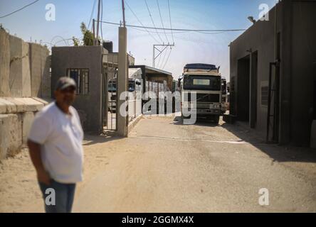 Gaza, Palästina. September 2021. LKW-Ladungen von Waren, die am Kerem Shalom Warenübergang gesehen wurden, als Israel eine Reihe von Maßnahmen zur Lockerung der Blockade des Gazastreifens genehmigte, darunter die Ausweitung der Fischereizone auf 15 Meilen, die Öffnung des Kerem Shalom Grenzübergangs, um den Handelsverkehr zwischen Israel und dem Gazastreifen fortzusetzen, Erhöhung der Wasserquote für den Gazastreifen um 5 Millionen Kubikmeter und Erhöhung der Quote der Händler in Gaza, den Grenzübergang Erez im nördlichen Gazastreifen zu überqueren. Kredit: SOPA Images Limited/Alamy Live Nachrichten Stockfoto