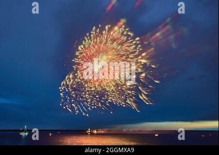 Buntes Feuerwerk auf dem schwarzen Himmelshintergrund Stockfoto