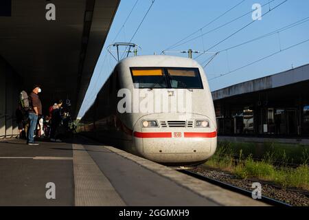 Hannover, Deutschland. September 2021. Ein ICE fährt am Hauptbahnhof Hannover an. Die Lokführer-Gewerkschaft GDL hat ihre Mitglieder zum Streik bei der Deutschen Bahn aufgefordert. Kredit: Michael Matthey/dpa/Alamy Live Nachrichten Stockfoto