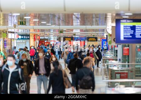 Hannover, Deutschland. September 2021. Die Menschen laufen durch den Hauptbahnhof in Hannover. Die Lokführer-Gewerkschaft GDL hat ihre Mitglieder zum Streik bei der Deutschen Bahn aufgefordert. Kredit: Michael Matthey/dpa/Alamy Live Nachrichten Stockfoto