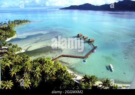 FRANZÖSISCH-POLYNESIEN. GESELLSCHAFT ARCHIPEL. TAHAA INSEL. VAHINE ISLAND (LUFTAUFNAHME), KLEINES LUXUSHOTEL AN DER RIFFBARRIERE IM HERZEN DES PAZIFIKS O Stockfoto