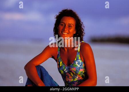 FRANZÖSISCH-POLYNESIEN. TAHAA INSEL. JUNGE POLYNESIER IM VAHINE ISLAND HOTEL -> MODELLVERSION OK Stockfoto