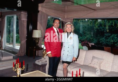 Ute Ohoven, deutsche Charity-Organisatorin, mit Ehemann Mario im Wohnzimmer, Deutschland um 1994. Die deutsche Wohltätigkeitsorganisation Ute Ohoven mit Ehemann Mario in ihrem Wohnzimmer, Deutschland um 1994. Stockfoto