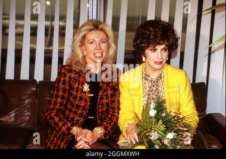 Ute Ohoven, deutsche Charity-Organisatorin, mit der italienischen Schauspielerin Gina Lollobrigida, Deutschland um 1991. Die deutsche Wohltätigkeitsorganisation Ute Ohoven und die italienische Schauspielerin Gina Lollobrigida, Deutschland um 1991. Stockfoto