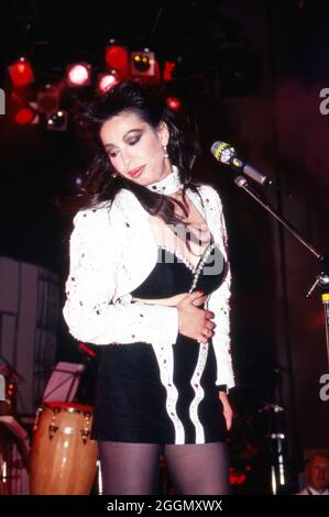 Jennifer Rush, amerikanische Sängerin, bei einem Live-Auftritt in Düsseldorf, Deutschland 1990. Die amerikanische Sängerin Jennifer Rush spielt live auf der Bühne in Düsseldorf, Deutschland 1990. Stockfoto