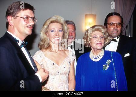 Ute Ohoven, deutsche Charity-Organisatorin, und Vera Kalman, rechts daneben Mario Ohoven, Deutschland um 1993. Die deutsche Wohltätigkeitsorganisation Ute Ohoven, mit Vera Kalman und Utes Ehemann Mario, Deutschland um 1993. Stockfoto