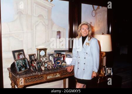 Ute Ohoven, deutsche Charity-Organisatorin, mit ihrer Fotosammlung im Wohnzimmer, Deutschland um 1994. Die deutsche Wohltätigkeitsorganisation Ute Ohoven mit ihrer Fotosammlung in ihrem Wohnzimmer, Deutschland um 1994. Stockfoto