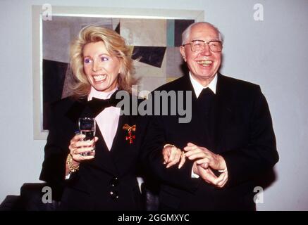 Ute Ohoven, deutsche Charity-Organisatorin, kommt das Verdienstkreuz am Bande verliehen, Deutschland 1993. Die deutsche Wohltätigkeitsorganisation Ute Ohoven wird mit dem Bundesverdienstkreuz Deutschland 1993 ausgezeichnet. Stockfoto