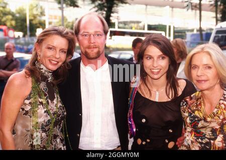 Gunter Sachs präsentiert auswähltes aus seinen vergangenen 30 Jahren bei seiner Fotoausstellung in Hamburg, Deutschland 2003. Gunter Sachs präsentiert die Highlights seiner letzten dreißig Jahre Fotografie auf seiner Fotoausstellung in Hamburg 2003. Stockfoto