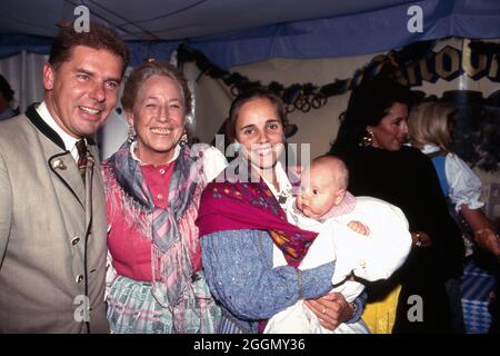 Gäste und Freunde auf dem 60. Geburtstag von Henriette von Bohlen und Halbach in Kitzbühel, Österreich 1993. Gäste und Freunde zum 60. Geburtstag von Henriette von Bohlen und Halbach in Kitzbühel, Österreich 1993. Stockfoto