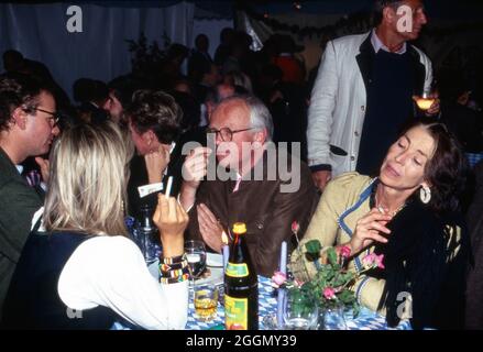 Gäste und Freunde auf dem 60. Geburtstag von Henriette von Bohlen und Halbach in Kitzbühel, Österreich 1993. Gäste und Freunde zum 60. Geburtstag von Henriette von Bohlen und Halbach in Kitzbühel, Österreich 1993. Stockfoto