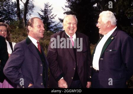 Gäste und Freunde auf dem 60. Geburtstag von Henriette von Bohlen und Halbach in Kitzbühel, Österreich 1993. Gäste und Freunde zum 60. Geburtstag von Henriette von Bohlen und Halbach in Kitzbühel, Österreich 1993. Stockfoto