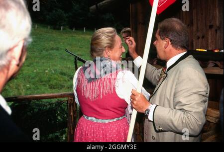 Gäste und Freunde auf dem 60. Geburtstag von Henriette von Bohlen und Halbach in Kitzbühel, Österreich 1993. Gäste und Freunde zum 60. Geburtstag von Henriette von Bohlen und Halbach in Kitzbühel, Österreich 1993. Stockfoto