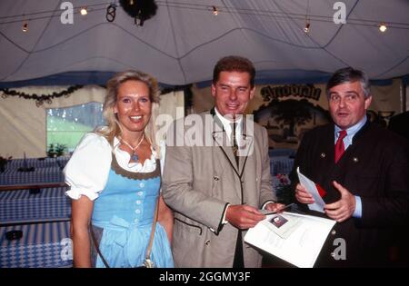 Gäste und Freunde auf dem 60. Geburtstag von Henriette von Bohlen und Halbach in Kitzbühel, Österreich 1993. Gäste und Freunde zum 60. Geburtstag von Henriette von Bohlen und Halbach in Kitzbühel, Österreich 1993. Stockfoto