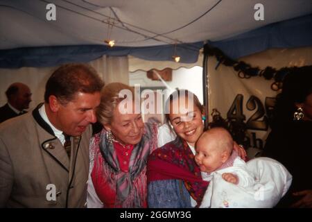 Gäste und Freunde auf dem 60. Geburtstag von Henriette von Bohlen und Halbach in Kitzbühel, Österreich 1993. Gäste und Freunde zum 60. Geburtstag von Henriette von Bohlen und Halbach in Kitzbühel, Österreich 1993. Stockfoto