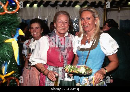 Gäste und Freunde auf dem 60. Geburtstag von Henriette von Bohlen und Halbach in Kitzbühel, Österreich 1993. Gäste und Freunde zum 60. Geburtstag von Henriette von Bohlen und Halbach in Kitzbühel, Österreich 1993. Stockfoto