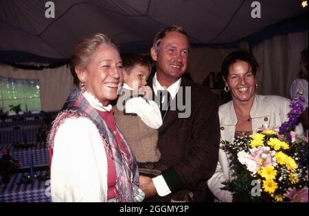 Das Geburtstagskind (links) grüßt Gäste auf dem 60. Geburtstag von Henriette von Bohlen und Halbach in Kitzbühel, Österreich 1993. Das Geburtstagskind (links) begrüßt ihre Gäste zum 60. Geburtstag von Henriette von Bohlen und Halbach in Kitzbühel, Österreich 1993. Stockfoto