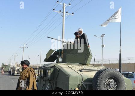 Kandahar Stadt, Süd-Afghanistan. September 2021. Die Taliban setzten ihre Siegesfeiern mit einer Militärparade in der Stadt Kandahar fort. Kandahar ist die spirituelle Stadt der Taliban und die Hauptstadt der Gruppe während ihrer Herrschaft von 1996-2001. Kämpfer schwenkten während der Parade weiße Taliban-Fahnen von Humvees und gepanzerte SUVs. Stockfoto