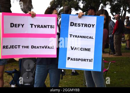 Santa Monica, CA USA - 28. August 2021: Demonstranten gegen die obligatorische Impfstoffgesetzgebung und Impfpass in Kalifornien Stockfoto