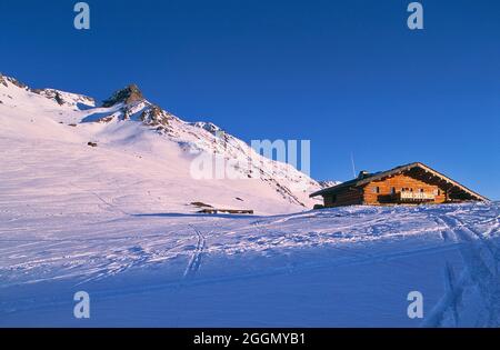 FRANKREICH, ISERE, OISANS-GEBIRGE AUF DEM GIPFEL DES SKIGEBIETS ALPE D'HUEZ, COL DE SARENNE-HÜTTE (OBERBERG DER ALPEN - 2000M) Stockfoto