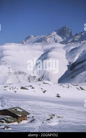 FRANKREICH, ISERE (38) MASSIV DE L'OISANS AU DESSUS DE L'ALPE D'HUEZ, LE REFUGE DE HAUTE MONTAGNE DU COL DE SARENNE (2000M) *** FRANKREICH, ISERE, OISANS MOUN Stockfoto