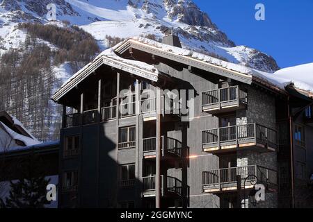 FRANKREICH. SAVOIE (73) SKI D'ISERE (HAUTE-TARENTAISE) IM MASSIV DE LA VANOISE. EIN ZIMMER DER AVENUE LODGE (DAS NEUE MODERNE HOTEL IM INNENDESIGN VON JEAN-PHI) Stockfoto