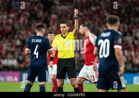 Kopenhagen, Dänemark. September 2021. Schiedsrichter Ovidiu Hategan bei der UEFA-WM-Qualifikation zwischen Dänemark und Schottland im Park in Kopenhagen in Aktion gesehen. (Foto: Gonzales Photo/Alamy Live News Stockfoto