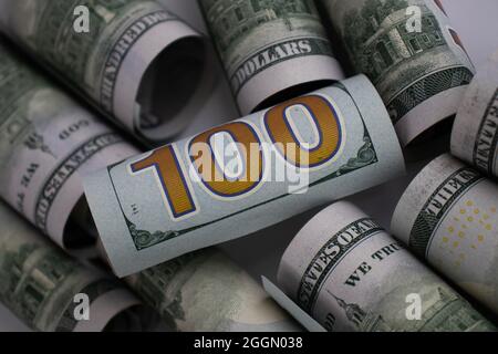 Dollar in Rollen Nahaufnahme. Geldhintergrund. Amerikanische Banknoten. Stockfoto