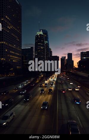 Los Angeles, CA USA - Februar 7 2020: Verkehr auf dem Harbor Freeway durch Downtown Los Angeles bei Dämmerung Stockfoto