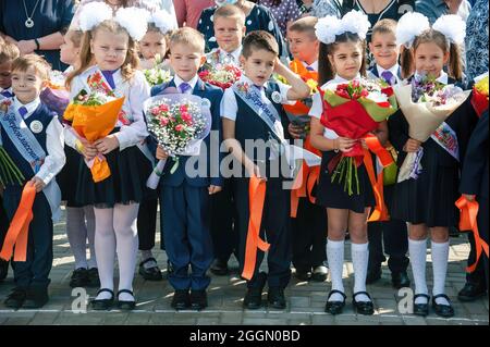 Kotovk, Russland. September 2021. Erstklässler an der Ecotech-Schule in der Stadt Kotowsk. In diesem Jahr werden laut dem Ministerium für Bildung und Wissenschaft 1,600,000 Erstklässler an den Schultischen in Russland sitzen. Am Tag des Wissens am 1. September fand in der Ecotech-Schule in der Stadt Kotovsk (Region Tambow, Russland) eine traditionelle Schullinie statt. Kredit: SOPA Images Limited/Alamy Live Nachrichten Stockfoto