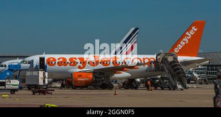 FRANKREICH. VAL D'OISE (95) FLUGHAFEN ROISSY CDG 2. AIRBUS EIN 319-FLUGZEUG VON EASY LOW COAST COMPANY AM ABFLUG. AIR FRANCE FLUGZEUG IM HINTERGRUND Stockfoto